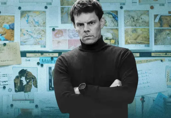 Detektyw Harry Hole w czarnym golfie, z rękami skrzyżowanymi na piersi, stoi przed tablicą pełną dowodów. To kolejny przypadek w jego karierze, jak w każdym serialu z jego udziałem.
