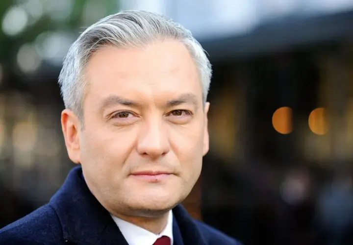 Do jakiej partii należy Robert Biedroń? Poznaj jego drogę!