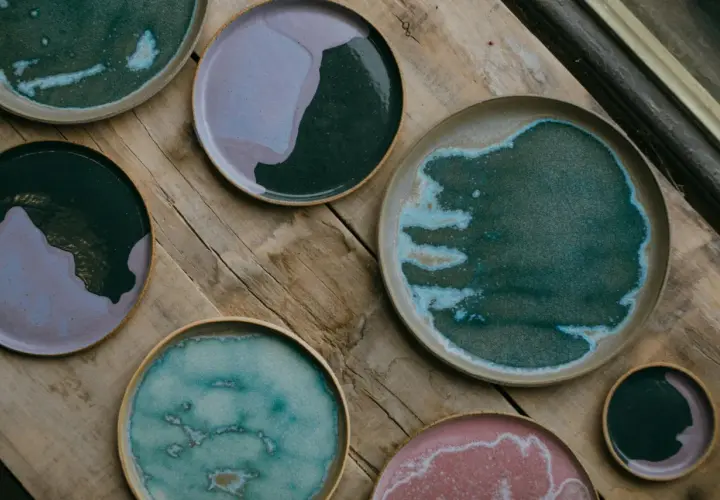 Piatti in ceramica con sfumature uniche, ispirati ai colori per argilla. Ogni pezzo è un'opera d'arte naturale.