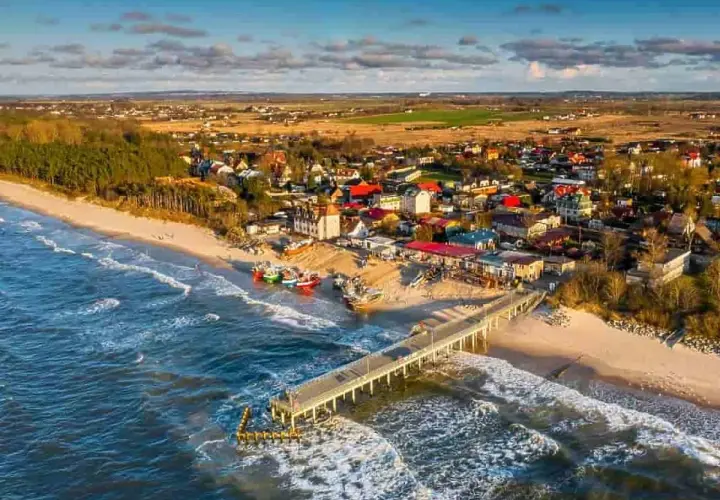 Idealne miejsce, gdzie nad morze z dzieckiem. Widok na plażę, molo, kolorowe łodzie i urokliwe miasteczko.