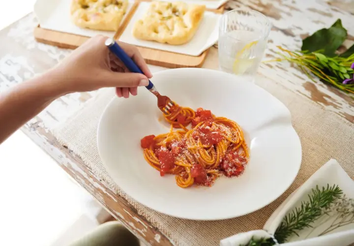 Najlepsze talerze do pasty spaghetti - elegancja i funkcjonalność w kuchni