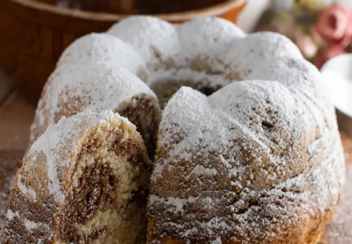 Puszysta babka włoska z marmurkowym wnętrzem, obficie posypana cukrem pudrem. Idealna na deser.