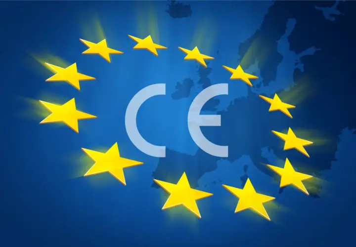 Symbol CE na tle mapy Europy i gwiazd. Oznacza zgodność z normami Unii Europejskiej, co jest kluczowe dla wielu produktów.