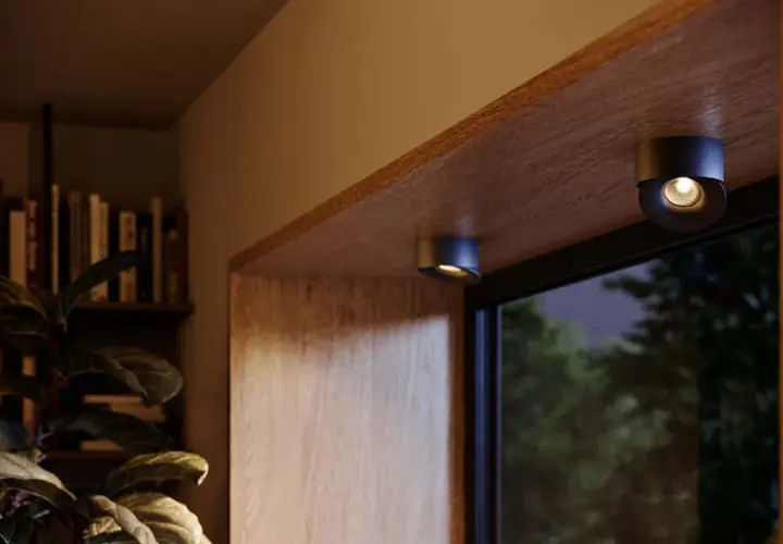 Dwa dyskretne reflektory LED na baterie oświetlają drewniany parapet. Zastanawiasz się, jak długo świecą lampki LED na baterie?