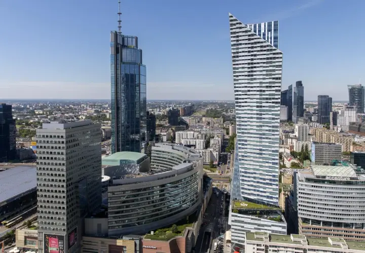 Varso Tower i inne wieżowce w centrum Warszawy w słoneczny dzień.