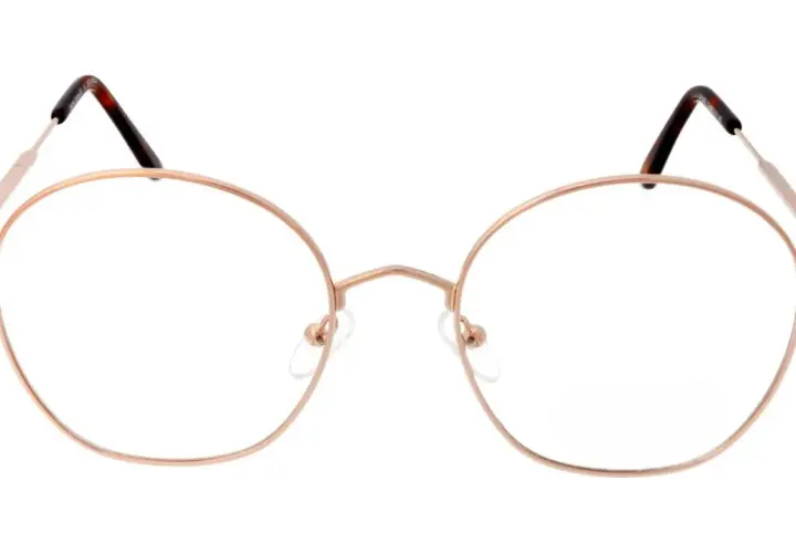 Okrągłe, metalowe okulary w kolorze różowego złota. Idealne, by dowiedzieć się, jak dopasować okulary do twarzy.