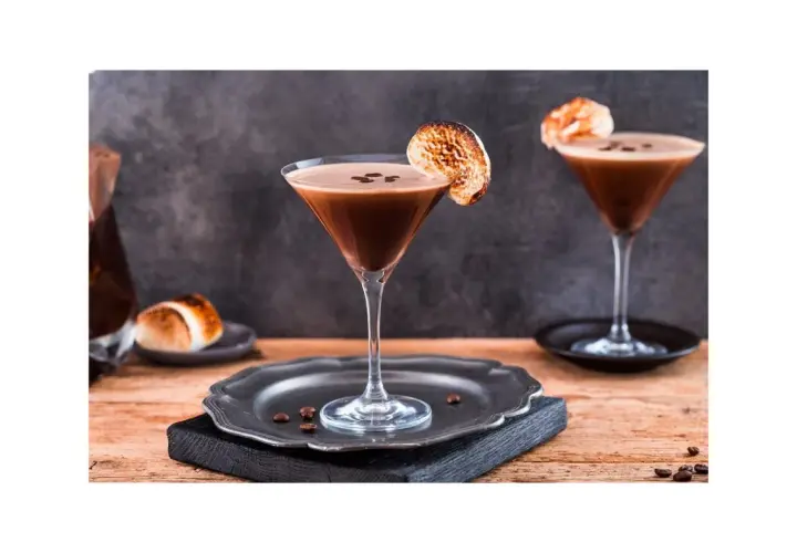 Elegancki coffee martini z pianką i palonym marshmallow. Idealny na deser.