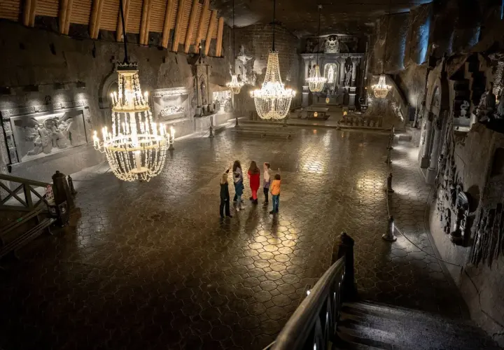 Wielka Sala w Kopalni Soli "Wieliczka", gdzie można kupić bilety, zachwyca kryształowymi żyrandolami i solnymi rzeźbami.