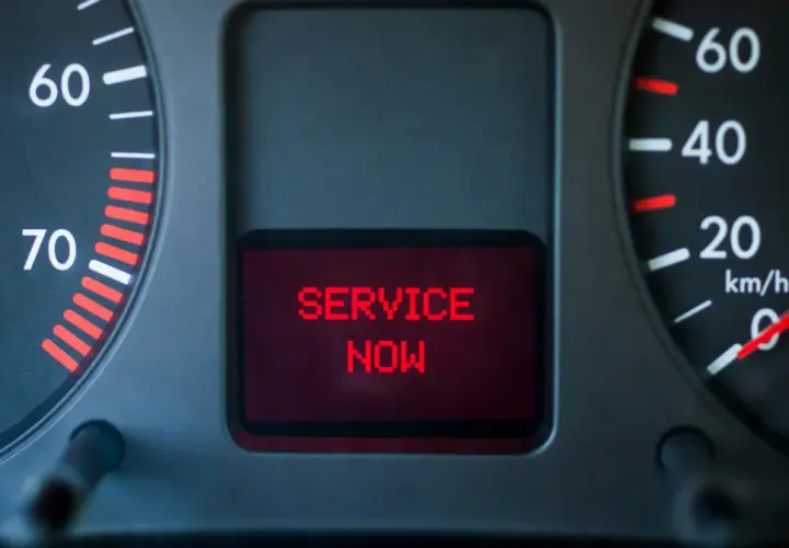 Kontrolka EPC świeci się, a na wyświetlaczu widnieje komunikat "SERVICE NOW". Oznacza to, że silnik wymaga pilnej diagnostyki.