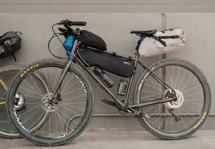 Bicicleta de montaña lista para una aventura de bikepacking, equipada con alforjas y bolsas de cuadro.