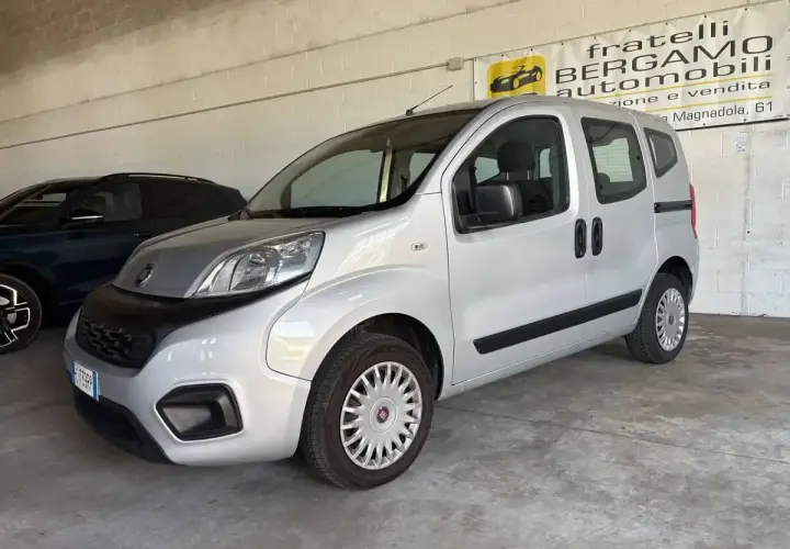 Fiat Qubo benzina, un veicolo versatile e spazioso, parcheggiato in un concessionario.