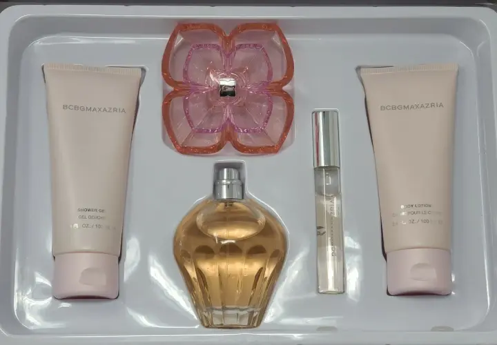 Zestaw kosmetyków BCBGMAXAZRIA: perfumy, balsam, żel pod prysznic i atomizer. BCBGMAXAZRIA to znana marka modowa.