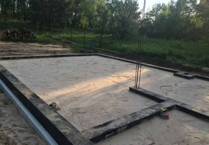 Czy można zostawić odkryte fundamenty na zimę? Skutki i ochrona