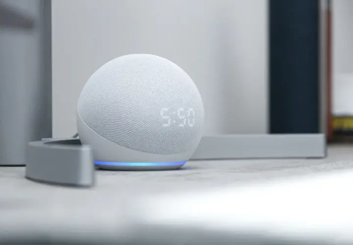Altavoz blanco con pantalla LED mostrando la hora, parte de un sistema de alexa domotica.