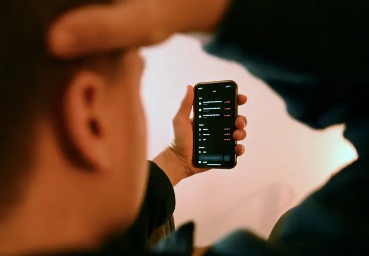 Person prüft mit **scalable capital vollmacht** auf dem Smartphone Aktienkurse und Kryptowährungen.