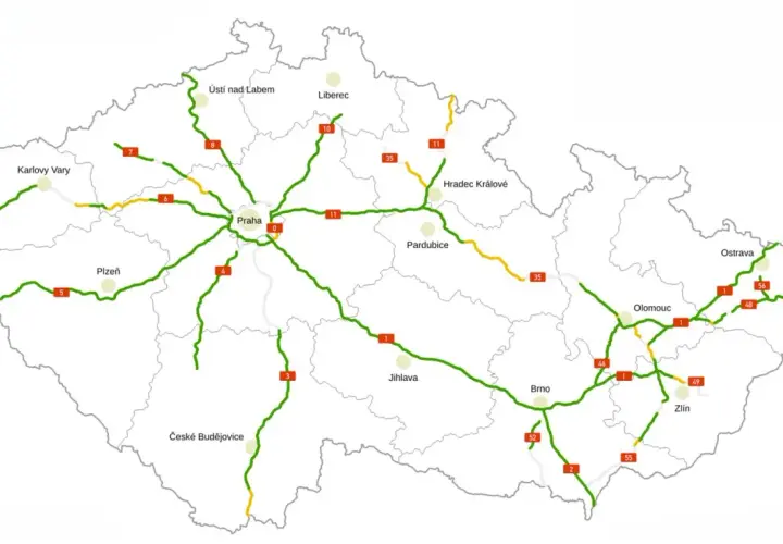 Mapa Czech z zaznaczonymi drogami. Zielone linie to drogi płatne, żółte to drogi ekspresowe. Kluczowe miasta: Praga, Brno, Ostrava.