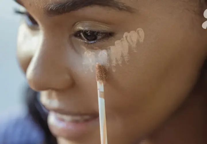 Application d'anti-cerne sous l'œil, avant ou après fond de teint, pour un regard lumineux.