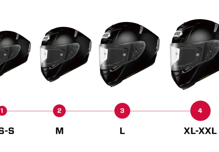 Cuatro cascos de moto negros de diferentes tamaños, de XS a XXL. El peso del casco de moto varía según la talla.