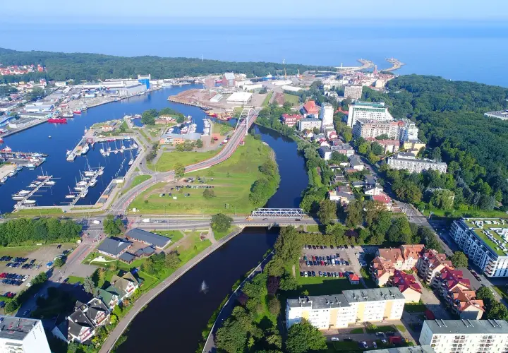 Widok na port jachtowy i rzekę w Kołobrzegu. Warto zobaczyć to miasto, jego nabrzeże i mosty.