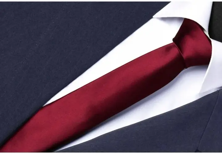 Jaki krawat do bordowego garnituru - kompletny poradnik eleganckich stylizacji