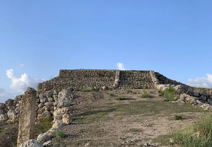 Antica struttura a gradoni in pietra, Monte d'Accoddi, avvolta dalla leggenda.