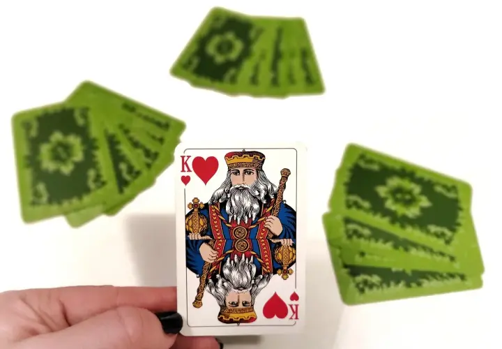 Król kier, a za nim zielone karty. Czy to gra w "dupę biskupa"?