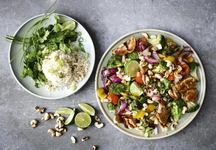 En färgstark wok med kyckling, grönsaker och cashewnötter, serverad med ris. Ett perfekt recept med ingredienser man har hemma.