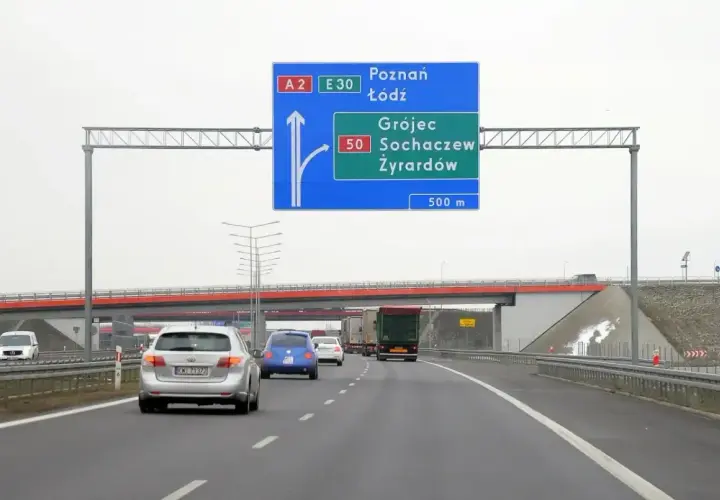 Na autostradzie A6 kierowcy widzą znak informujący o zjeździe na Poznań, Łódź, a także na Grójec, Sochaczew i Żyrardów.