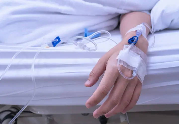 Ręka pacjenta z wenflonem, może wskazywać na objawy nadmiaru sodu.
