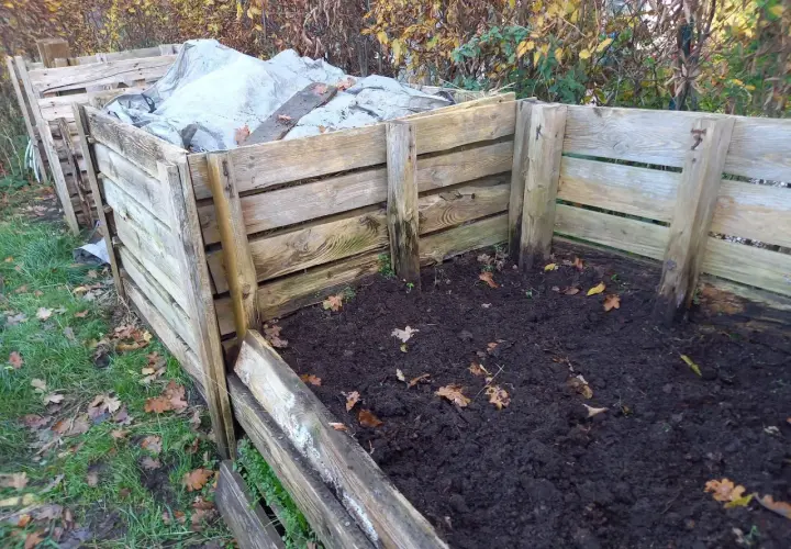 Drewniany kompostownik, do czego służy? Do tworzenia żyznej ziemi z odpadów organicznych, która wzbogaci ogród.