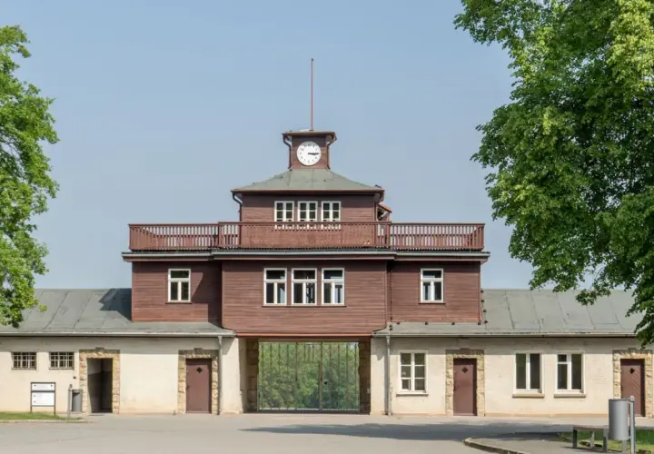 Das Torhaus eines ehemaligen Konzentrationslagers, ein Ort des Gedenkens und des **dark tourism**.