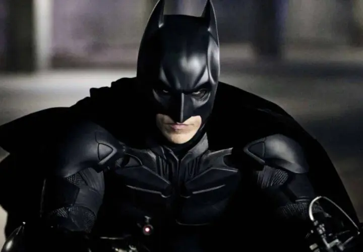 Le célèbre batman acteur, Christian Bale, en costume sombre, prêt à affronter le crime.