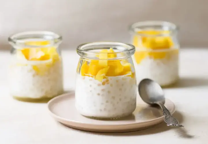Deser z tapioki z mango w słoiczkach. Pyszne i zdrowe, zastanawiasz się tapioka co to? To małe kuleczki skrobi z manioku.