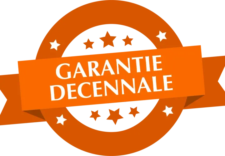 Badge orange avec "GARANTIE DECENNALE" en blanc. Assure la protection en cas d'intervention d'une autre entreprise.