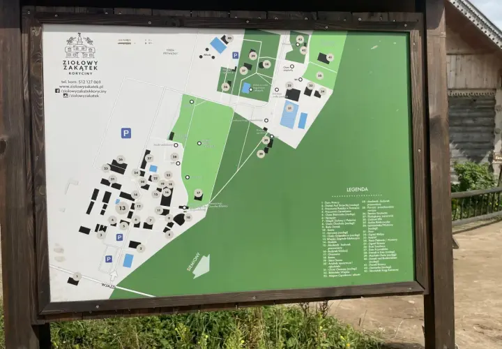 Mapa Ziołowego Zakątka Koryciny z legendą atrakcji, w tym domków, pracowni i ogrodów. Idealne miejsce na wycieczkę i poznawanie lokalnych skarbów.