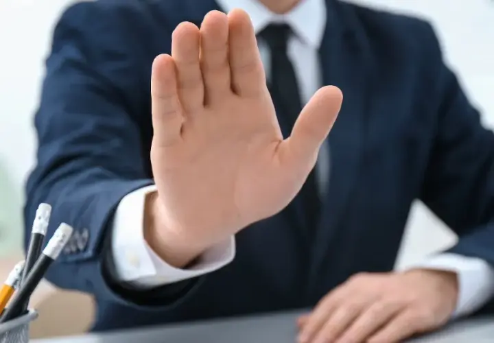 Jak grzecznie odmówić zaproszenia na kawę i nie stracić przyjaźni