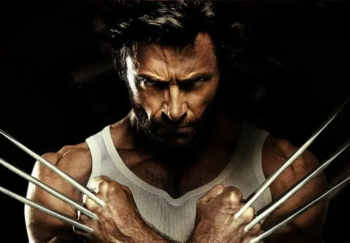 Wolverine po polsku, z pazurami wysuniętymi, w białej podkoszulce, patrzy groźnie.