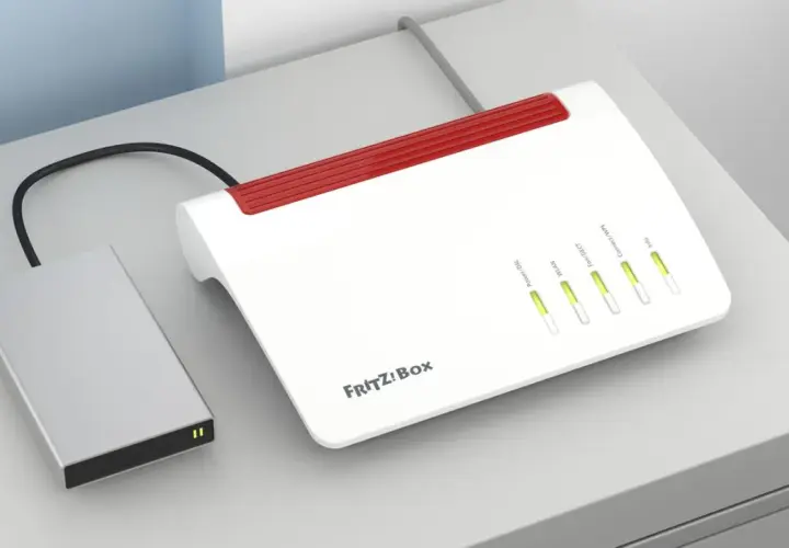 Eine externe Festplatte ist über ein Kabel mit einer FRITZ!Box verbunden, um Daten im Netzwerk zu teilen.