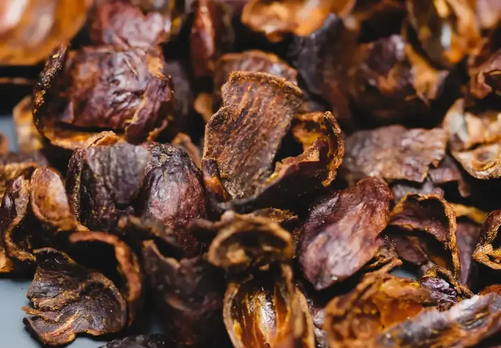 Suszone łupiny kawy, czyli cascara. To naturalny napój z owoców kawowca, o słodko-kwaśnym smaku.