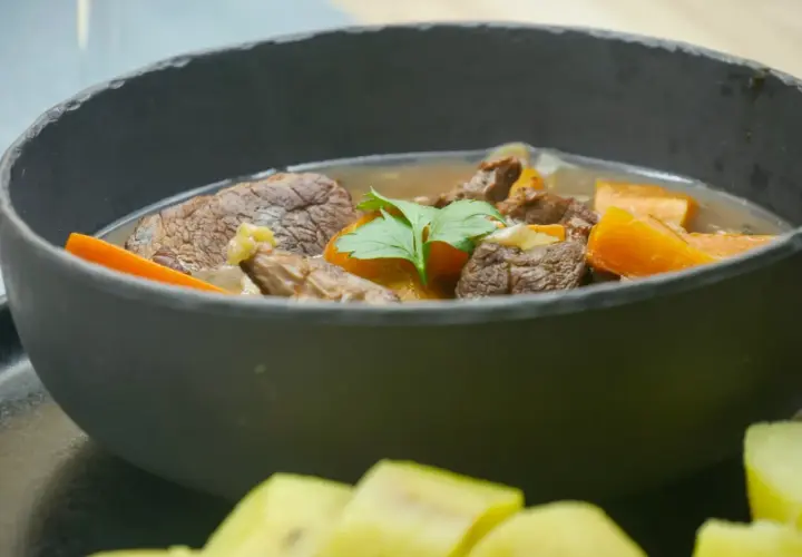 Un plat réconfortant de sauté de veau aux carottes, garni de persil. Quel vin avec sauté de veau aux carottes ? Un rouge léger ou un blanc corsé.