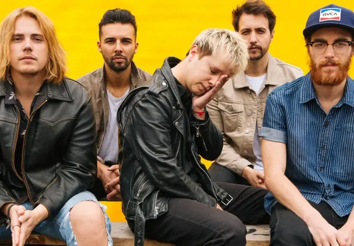 Zespół Nothing But Thieves na żółtym tle.