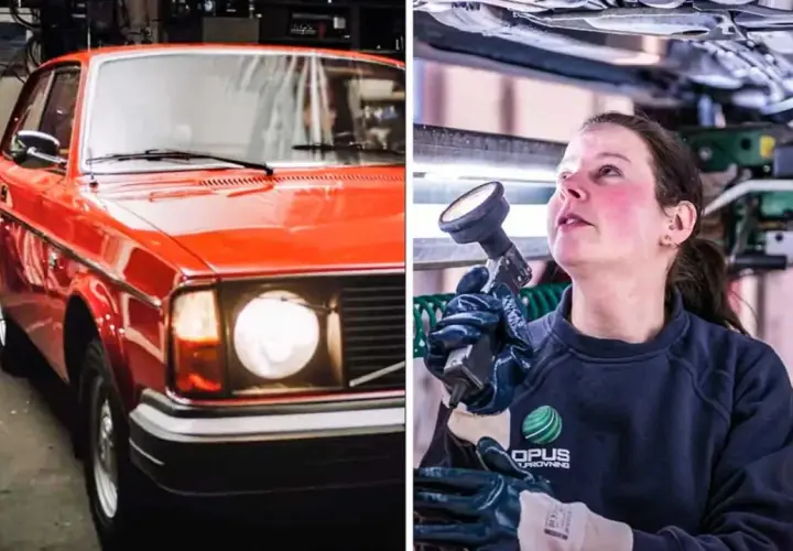 Röd veteranbil med ålder i verkstad. En kvinna inspekterar under bilen.