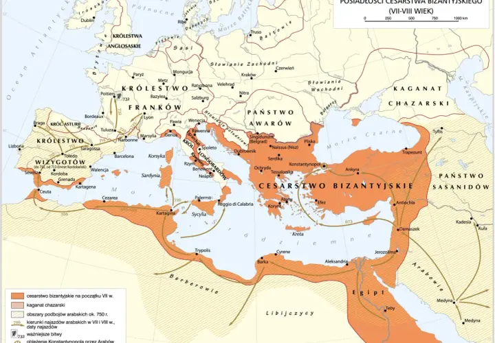 Mapa przedstawia posiadłości Cesarstwa Bizantyjskiego w VII-VIII wieku, z zaznaczonym Konstantynopolem, kluczowym punktem obrony przed najazdami arabskimi.