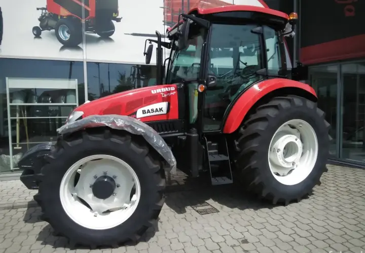 Czerwony traktor Ursus Basak, idealny do pracy w polu. Posiadając prawo jazdy kat B+T uprawnienia, możesz nim legalnie jeździć.