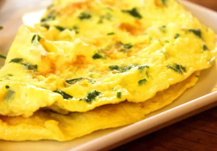 Złocisty omlet z ziołami, idealny na śniadanie. Proste i pyszne dieta niskowęglowodanowa przepisy.