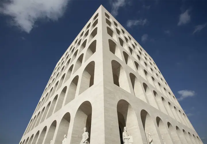 Palazzo della Civiltà Italiana, noto anche come "Colosseo Quadrato". Per sapere come arrivare all'EUR da Roma Termini, prendi la metro B.