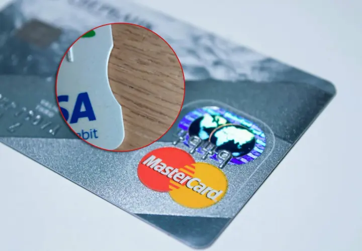 Zbliżenie na kartę Visa i Mastercard. Czy za kartę kredytową się płaci? Tak, ale nie za samą kartę, tylko za zakupy nią.