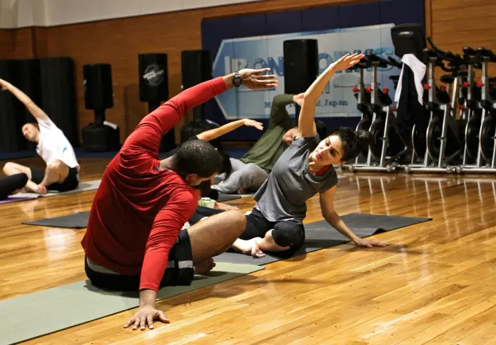 Ludzie ćwiczą jogę, wykonując pozycję Tadasana.