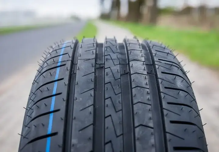 Nowe opony 195/65 R15 gotowe na drogę. Zastanawiasz się, jakie ciśnienie w oponach 195/65 R15 jest optymalne?