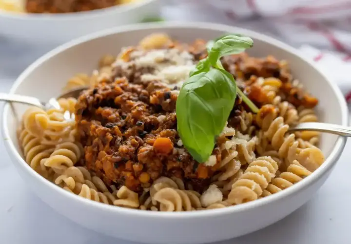Pyszny makaron fusilli z sosem bolognese z soczewicy. Idealne przepisy na szybki obiad.